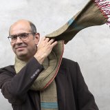 L'écrivain lausannois Eugène s'amuse avec le vent vendredi lors des 45e Journées littéraires de Soleure, peu avant d'aller chercher son prix pour son roman "Lettre à mon dictateur" (Slatkine).